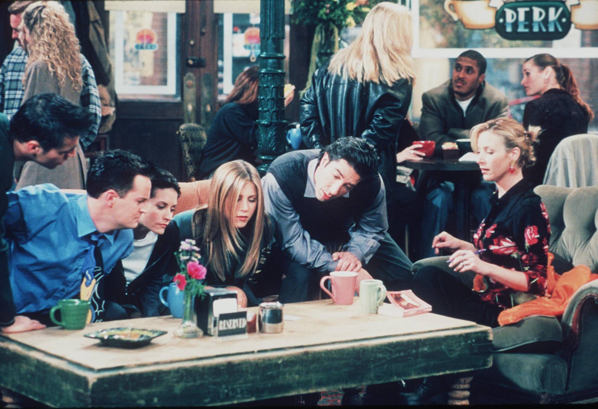 1999 Matt Le Blanc, Matthew Perry, Courteney Cox, Jennifer Aniston, David Schwimmer, And Lisa Kudrow Star In The Latest Season Of 